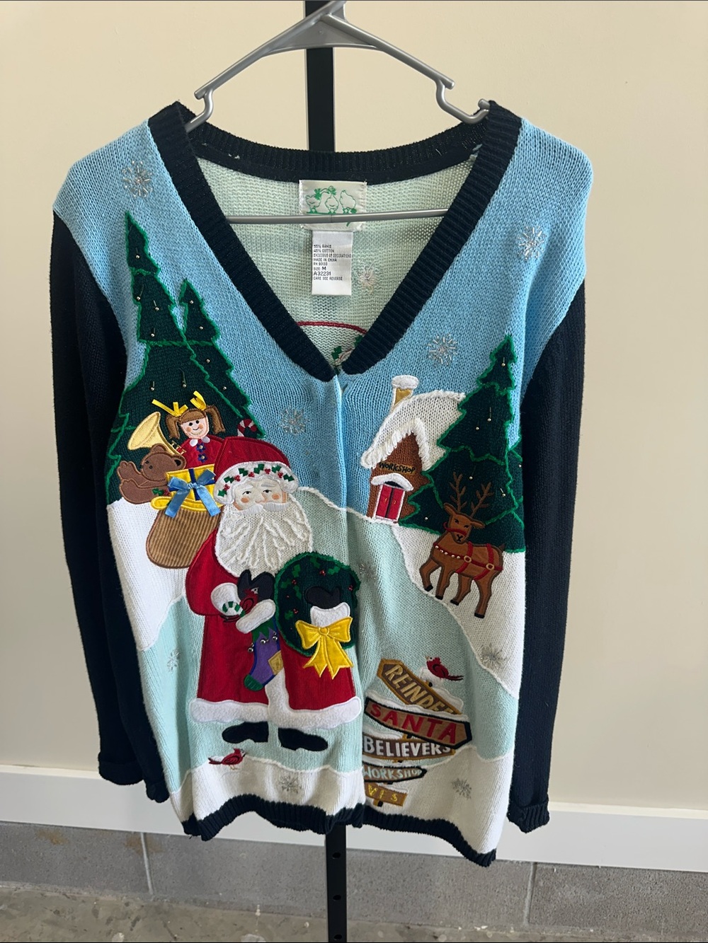 The Quacker Family Christmas sweater size medium women’s